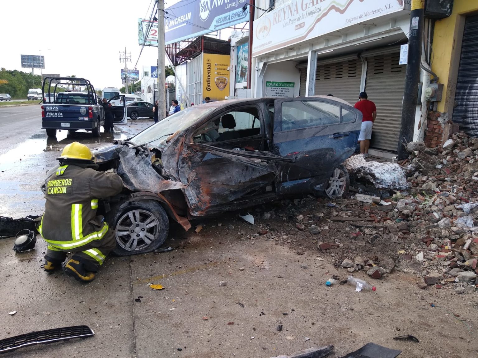 CONDUCÍA A EXCESO DE VELOCIDAD || Se salva de milagro; destruye un negocio, su auto y tira un poste