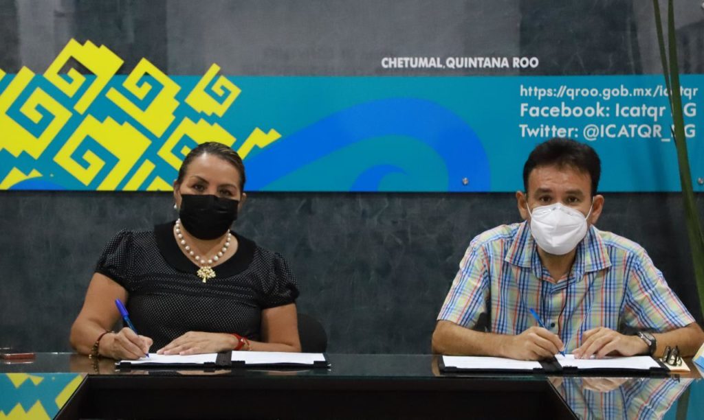 Firman convenio Canaco Servytur Chetumal y el ICATQR