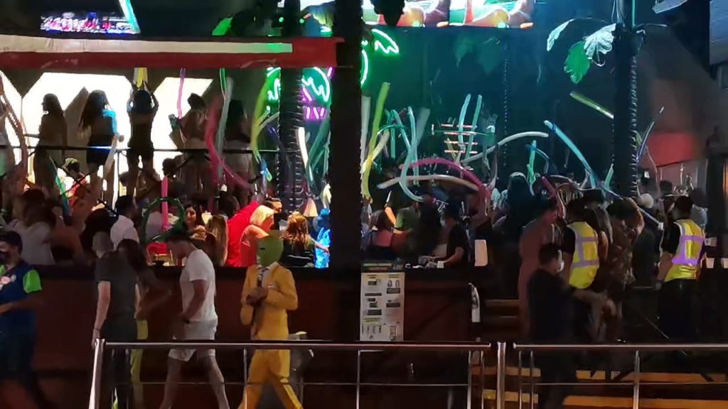 Puebla alerta por contagio masivo de Covid-19 entre estudiantes tras viaje a Cancún