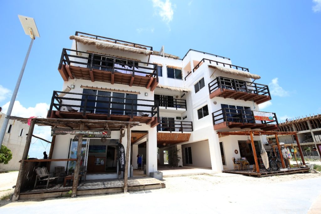 Celebra Carlos Joaquín publicación del PDU de Mahahual