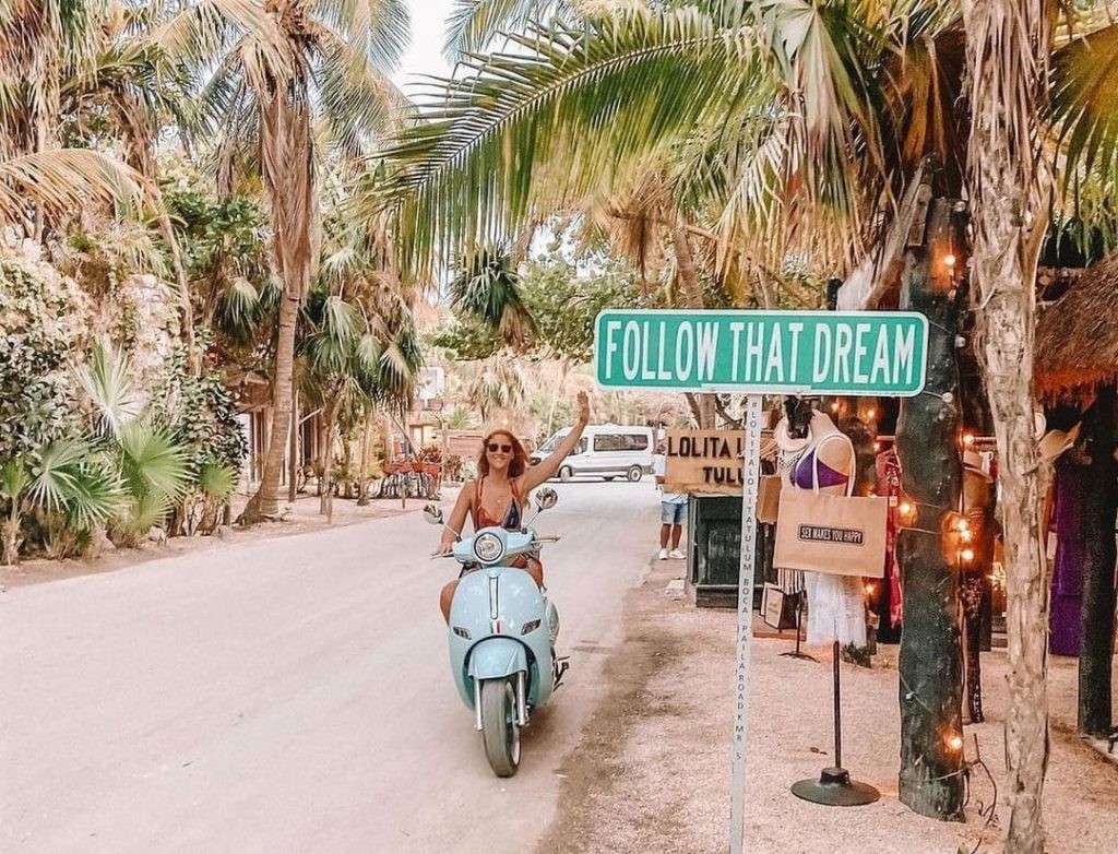 DESAFÍAN A LAS AUTORIDADES MEXICANAS|| Pasean en Tulum sin respetar las restricciones sanitarias