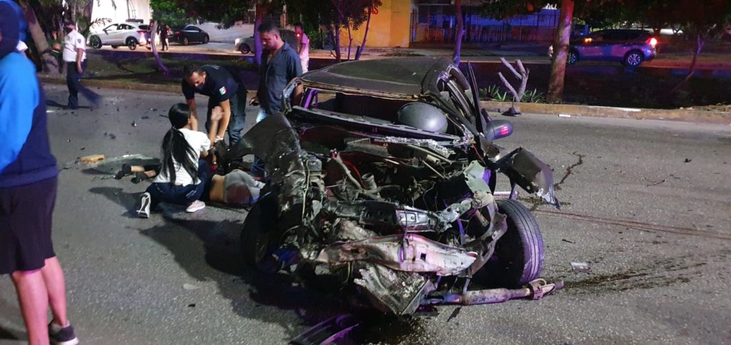 Aparatoso accidente en Cancún deja dos muertos y cuatro heridos