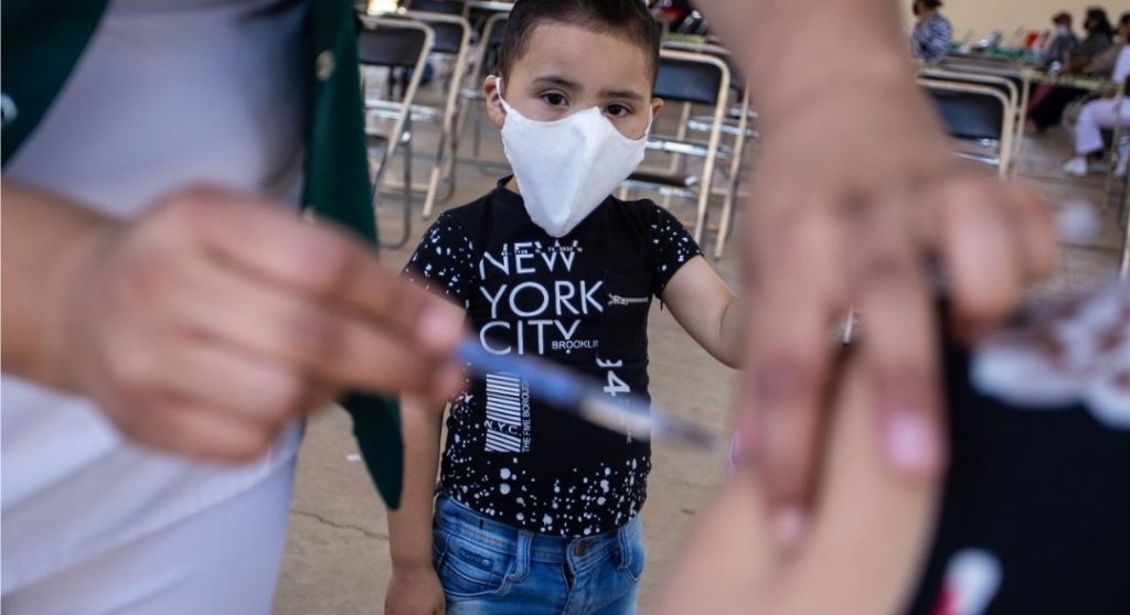 Enfermeras en CDMX buscan, casa por casa, a niños con cuadro básico de vacunación incompleto