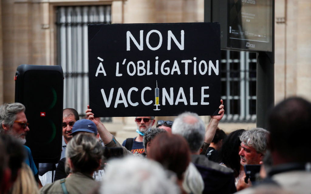 En Francia, manifestantes salen nuevamente a las calles en protesta contra normas de pase sanitario