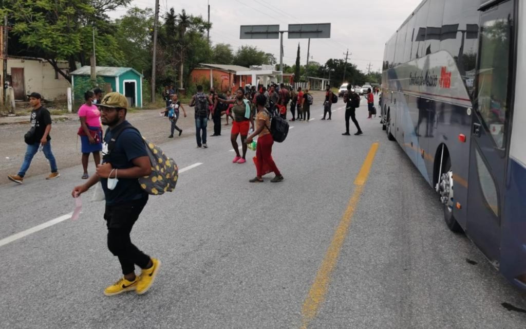 Bajan de autobuses a migrantes en San Fernando, Tamaulipas; se dirigen a pie a Reynosa