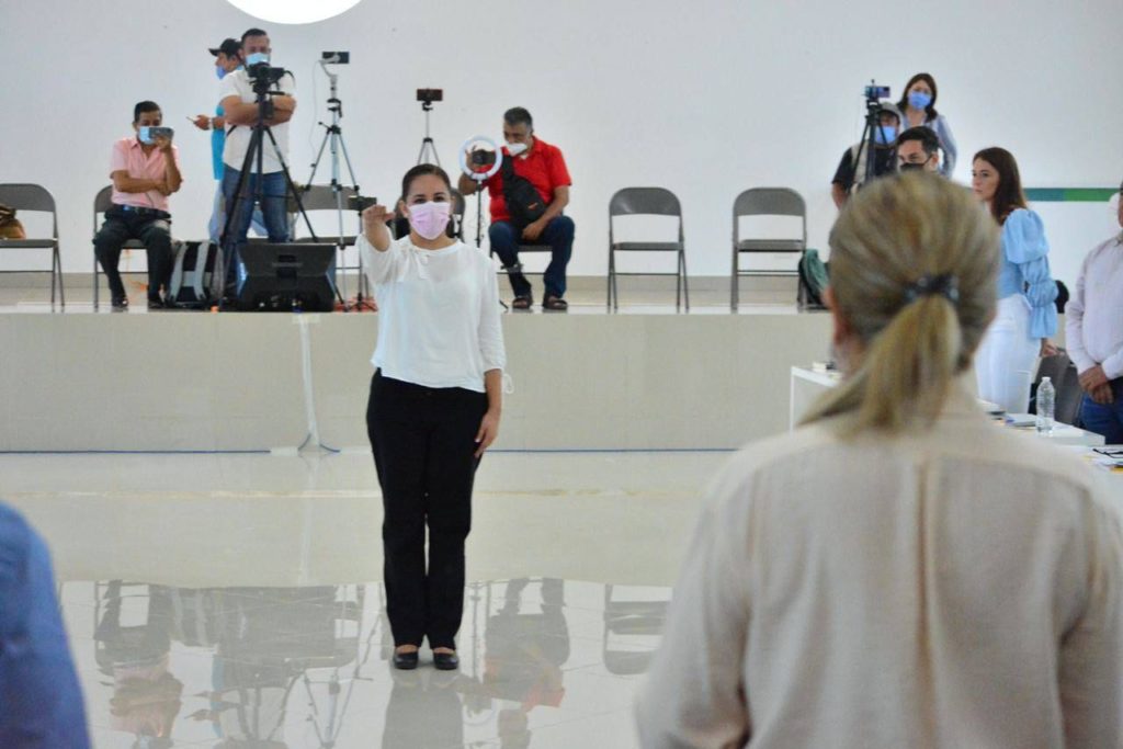 Toma protesta Adriana Cazales como directora general del DIF Solidaridad