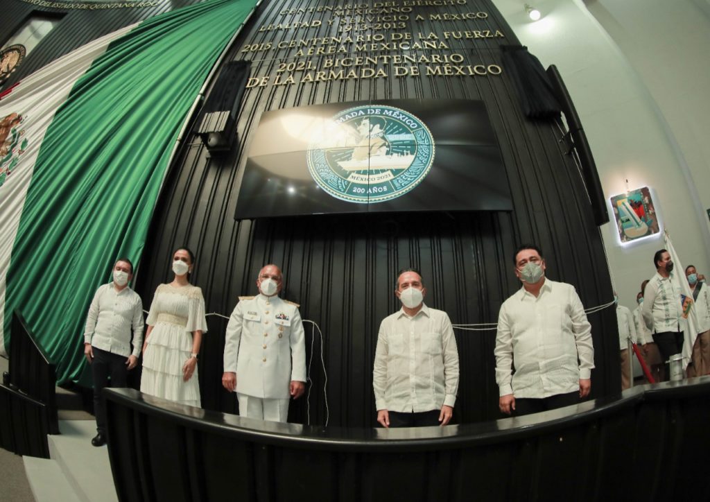 Develan letras doradas para conmemorar Bicentenario de la Armada de México