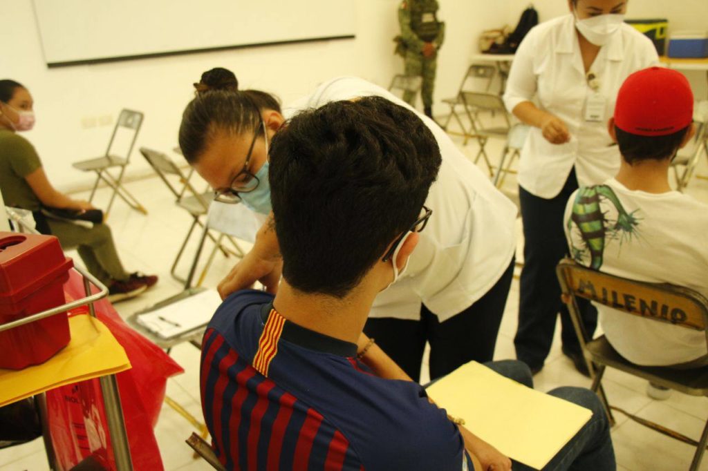 Reciben adolescentes de 12 a 17 vacuna contra COVID-19 en Yucatán