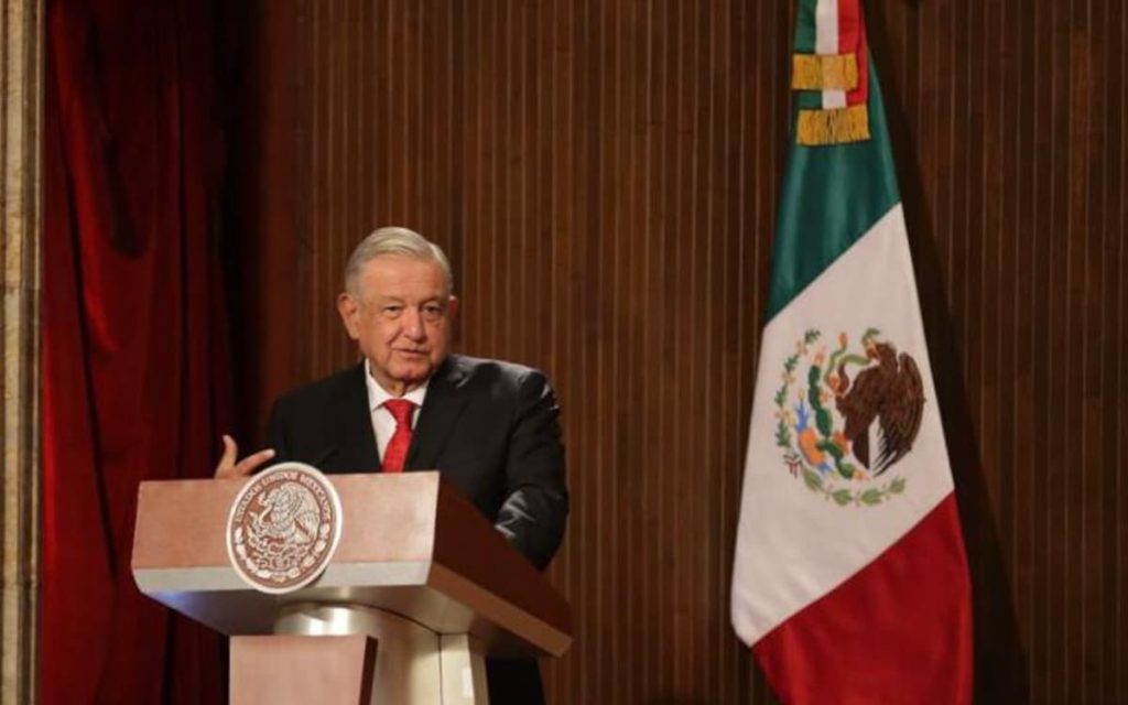 Insiste AMLO en reforma electoral durante discurso por aniversario de la Constitución