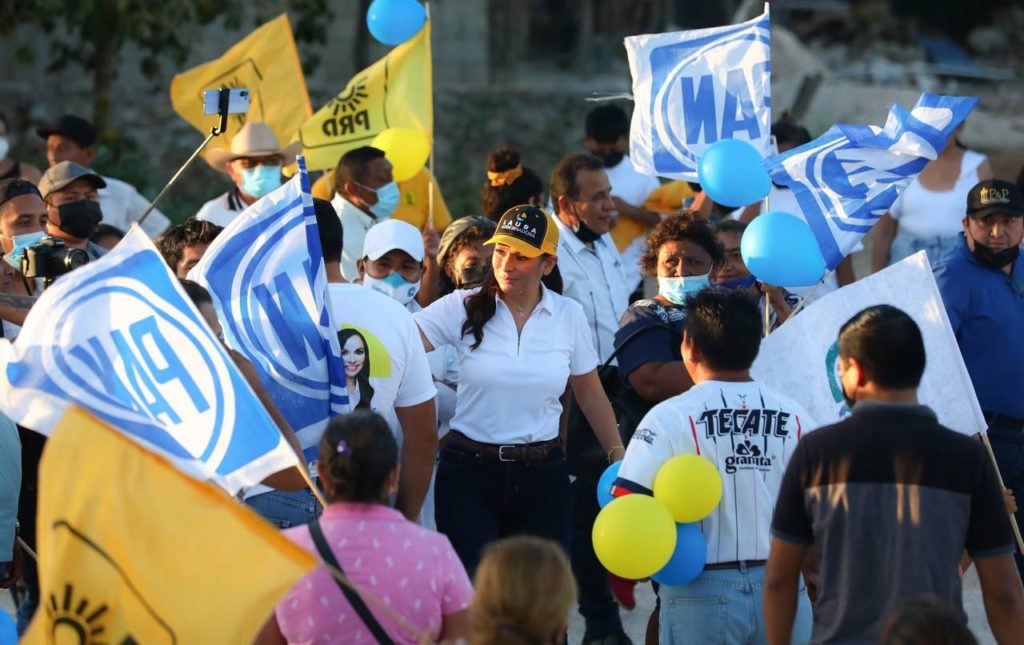 Se reúne Laura Fernández con habitantes de la zona maya, propone un Seguro Popular Estatal