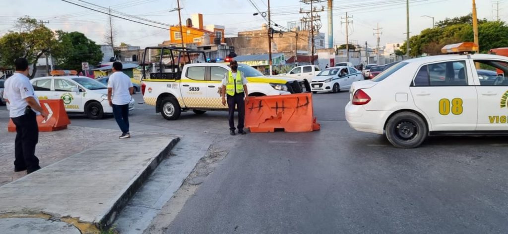 GOBIERNO “AGILIZA” LA CIRCULACIÓN | Obstruyen taxistas carriles de la carretera 307 en Quintana Roo