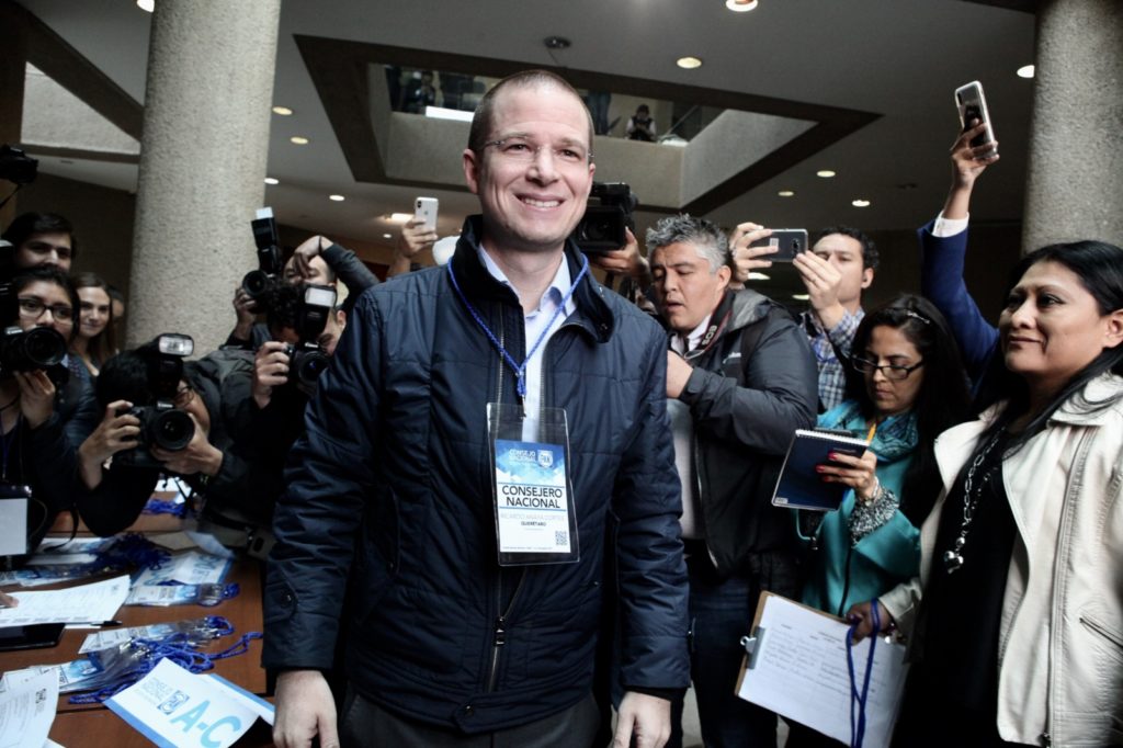 Busca AMLO reforma electoral porque no es el más popular y Morena no es invencible: Anaya