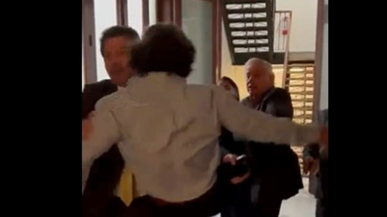 Se agarran a golpes diputados de PVEM y PRD