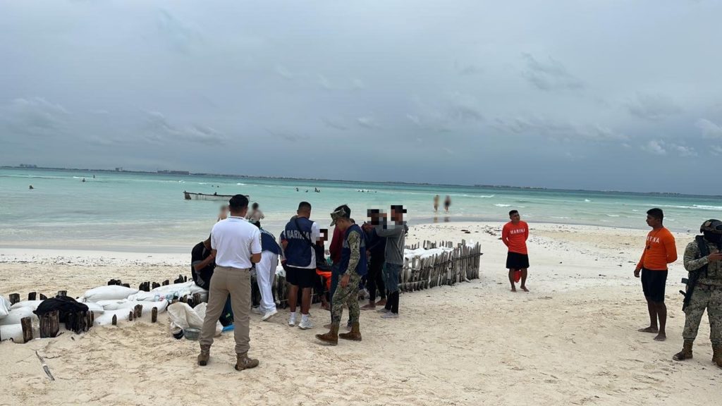 Rescatan a ocho náufragos en Isla Mujeres