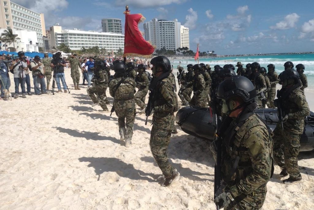 Tras semana sangrienta en Cancún, activa Semar simulacro de balacera en la playa