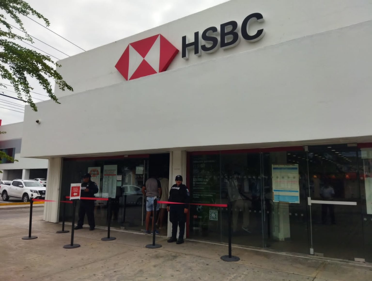 Refuerzan seguridad en cajeros y centros comerciales