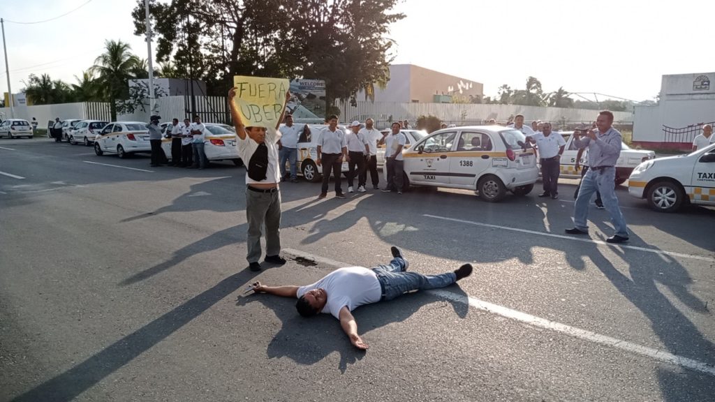 SE TIRAN AL PISO POR UBER | Paralizan taxistas servicio en Chetumal y Bacalar