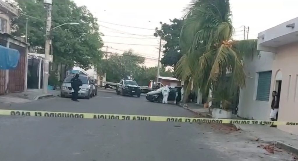 Balean a policía de Cancún a la puerta de su casa