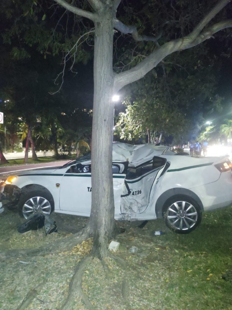 Taxista termina en el hospital por chocar con árbol en la zona hotelera de Cancún