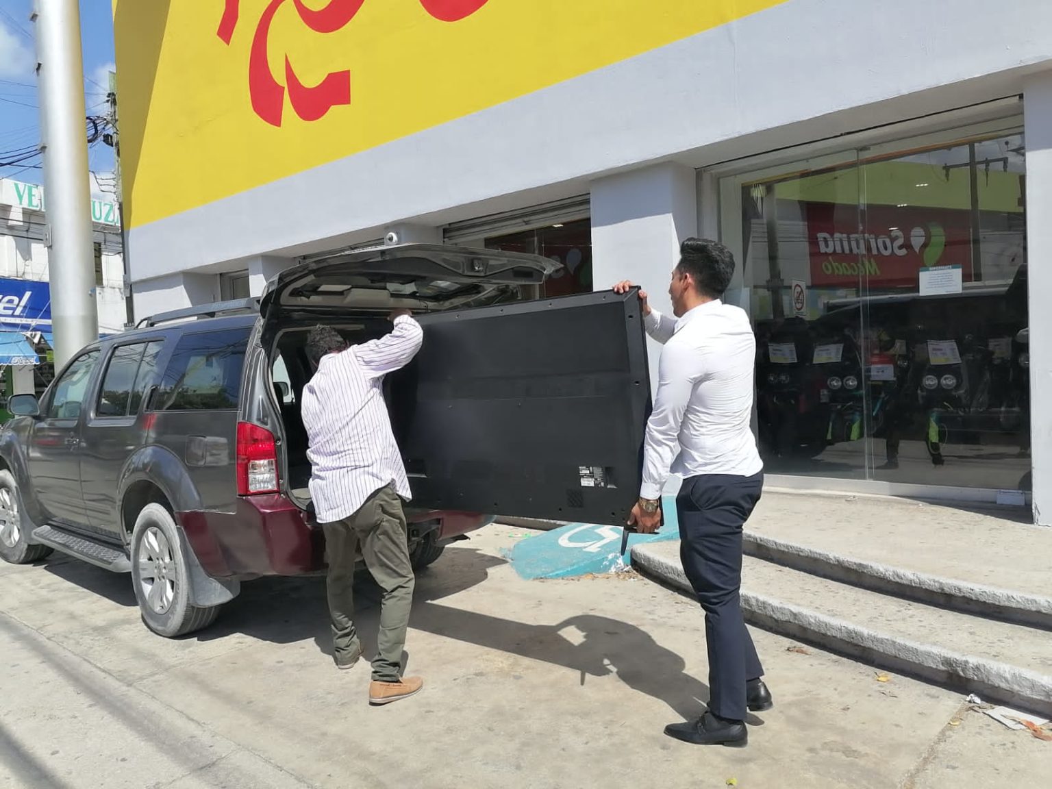 FINALES FELICES | Ex empleado demanda a Elektra en Cancún, y embarga la tienda