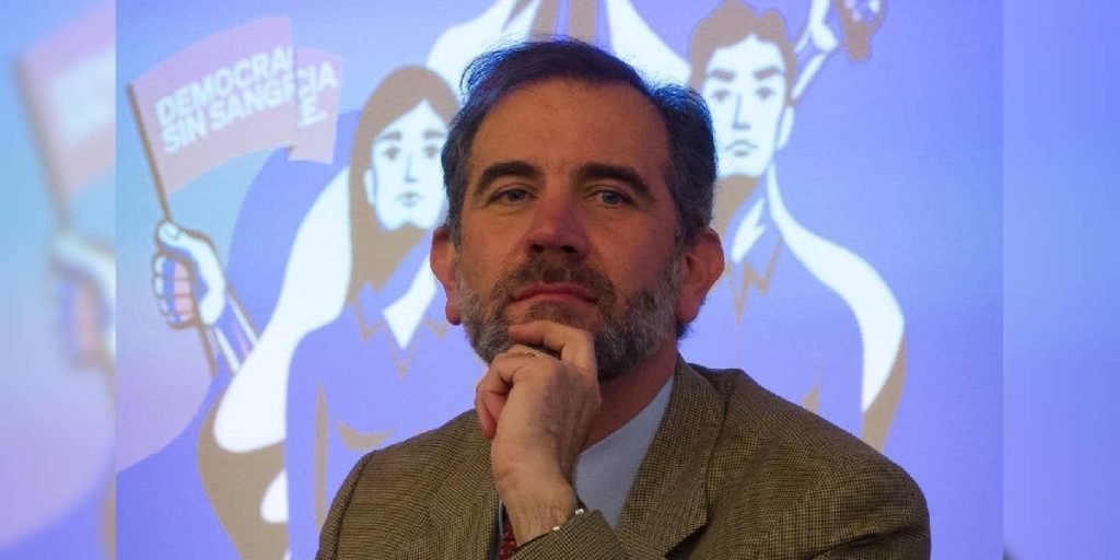 Relevo de Lorenzo Córdova en el INE debe ser mujer, ordena TEPJF