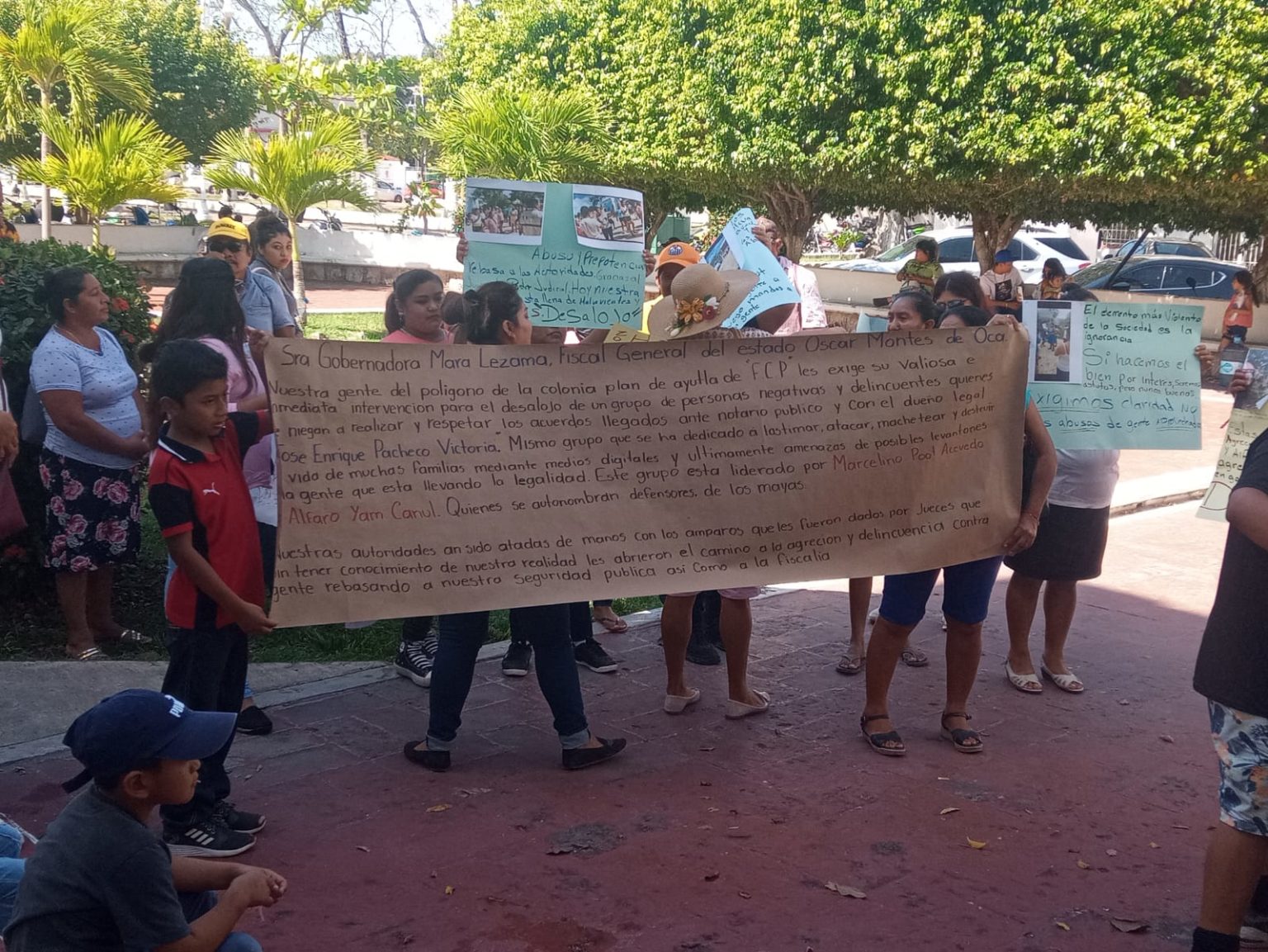 Se manifiestan habitantes de Carrillo Puerto frente a Palacio de Gobierno