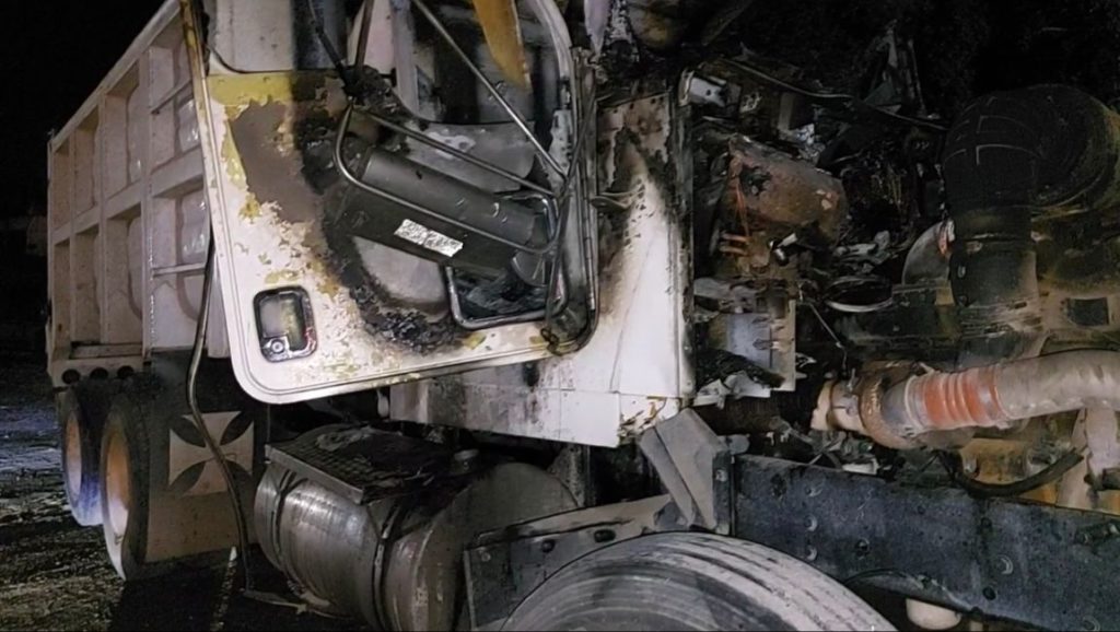 Calcinan dos volquetes en la delegación “Alfredov. Bonfil” de Cancún