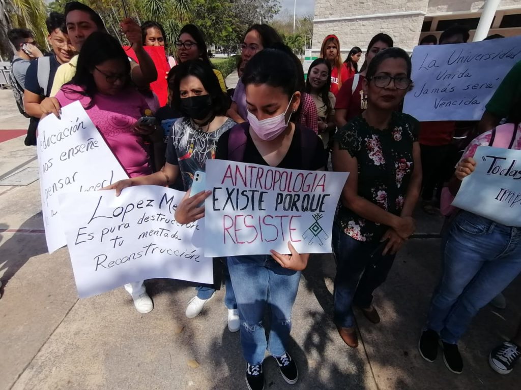 Protestan contra Francisco López Mena, quiere eliminar cuatro carreras en la Uqroo