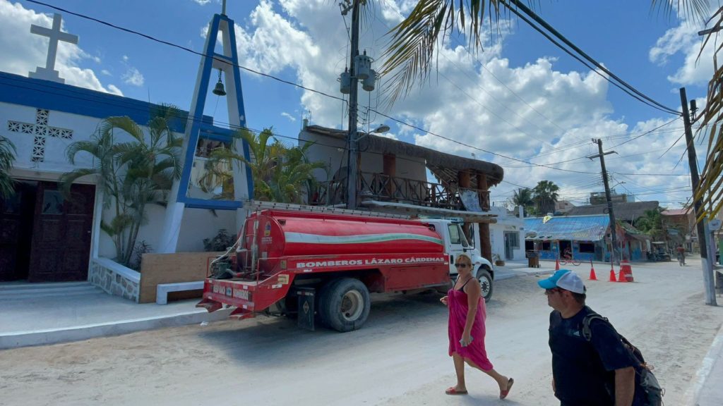 Capacitan bomberos de Solidaridad a voluntarios de Holbox en el combate de incendios de palapas