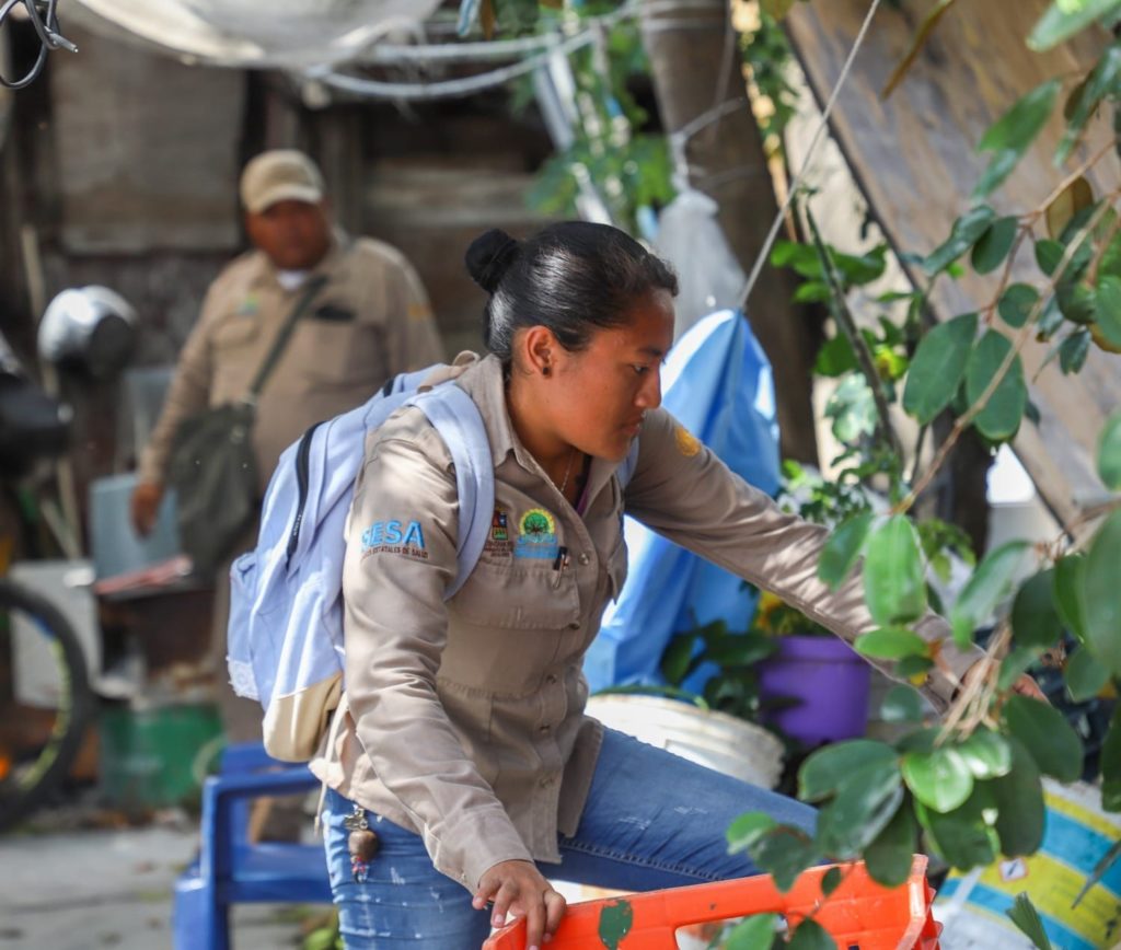 Suman tres muertes por dengue en Quintana Roo, piden limpieza de patios