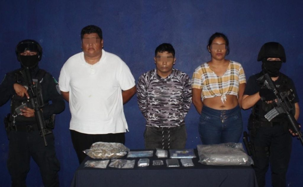 Trio de malandros vendían drogas a bordo de un taxi de Cancún