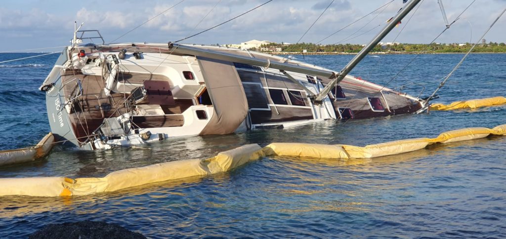 Capitanía de Puerto de Playa del Carmen deja a la “deriva” encallamiento de velero en Puerto Aventuras