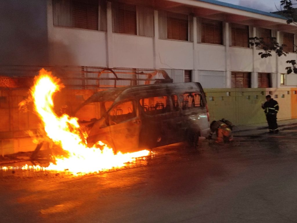 Reducida a chatarra queda una van de transporte al incendiarse en Puerto Aventuras