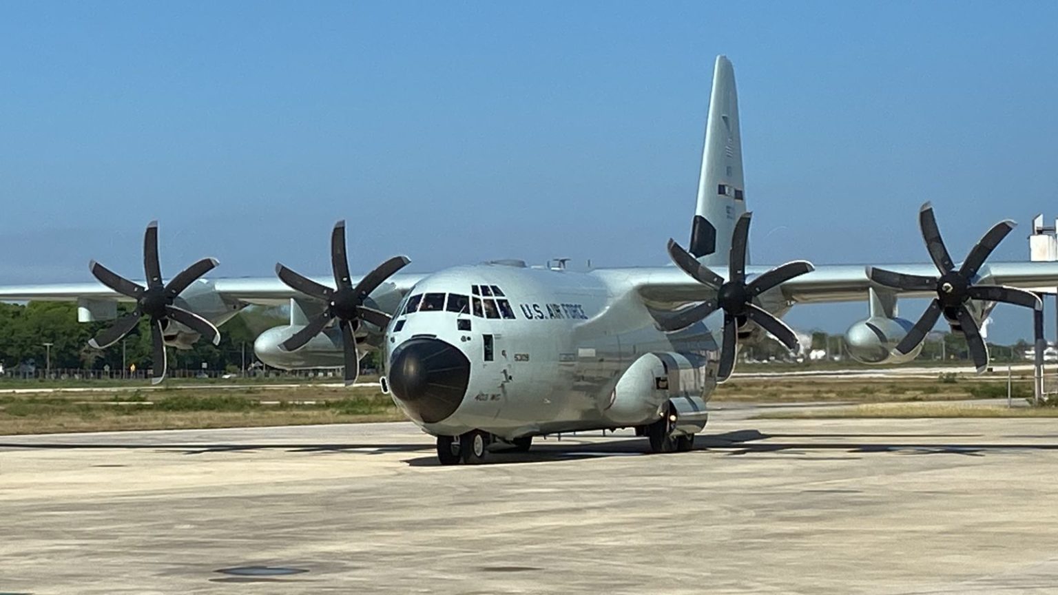 Arriba a Chetumal el avión Caza Huracanes