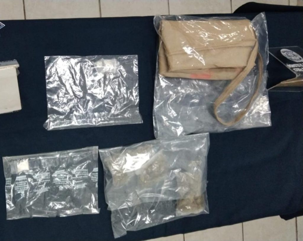 Encuentran bolsa de mano con marihuana, piedra y cocaína en Villas del Sol
