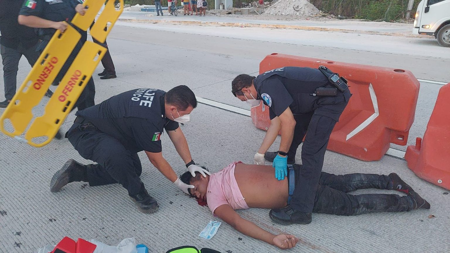 Intenta cruzar la calle y es embestido por un auto en el bulevar Colosio de Cancún