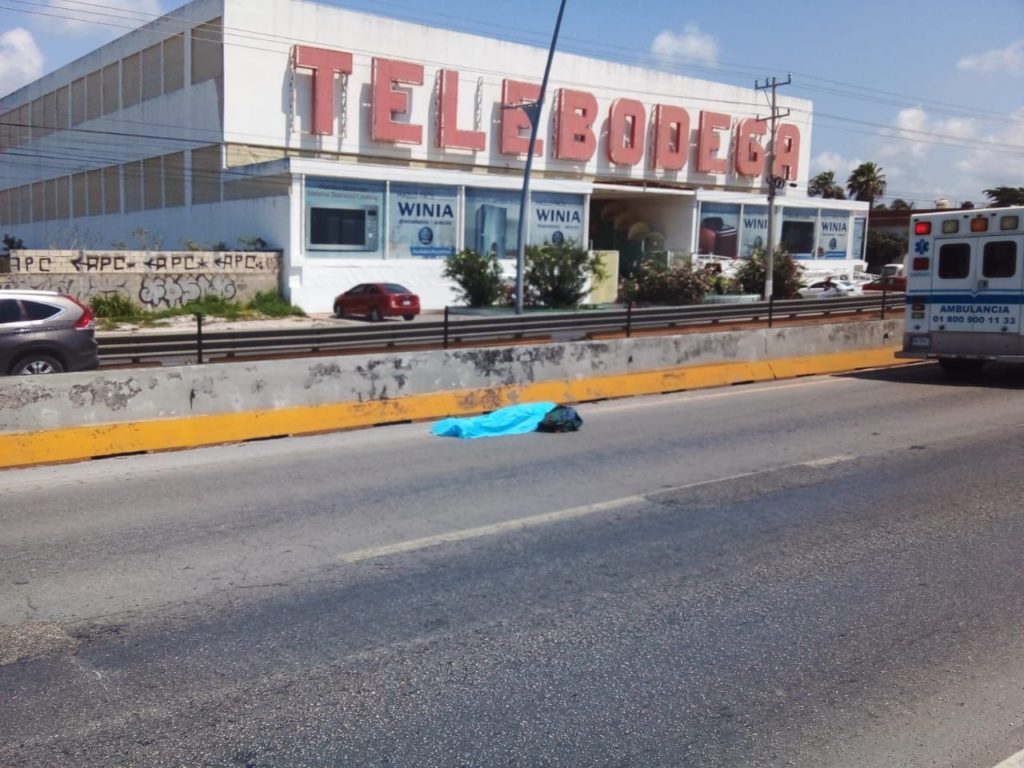 QUERÍA CRUZAR EL PUENTE: Pierde la vida atropellado en el bulevar Playa del Carmen