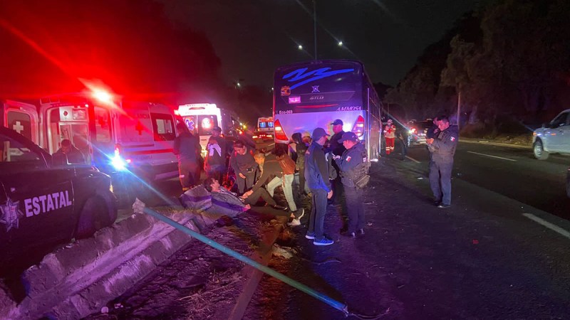 Al menos 13 lesionados por choque en la México-Querétaro - atencion-de-heridos-por-choque-de-autobus-sobre-la-mexico-queretaro-1024x576