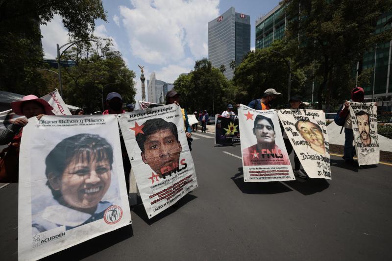 Cientos marchan en México para exigir aparición con vida de presos desaparecidos - presos-desaparecidos-marcha-familiares-cdmx-1024x683