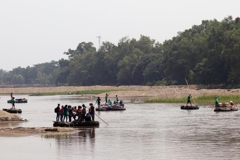 Frontera sur de México, sin reforzamiento de seguridad y abierta al paso de migrantes - migrantes-cruzan-el-rio-suchiata-para-llegar-a-mexico-1024x683