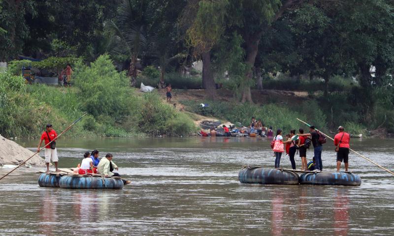 Migrantes enfrentan restricciones para desplazarse a EE.UU. desde México - migrantes-tapachula-chiapas-rio-suchiate-2-1024x614