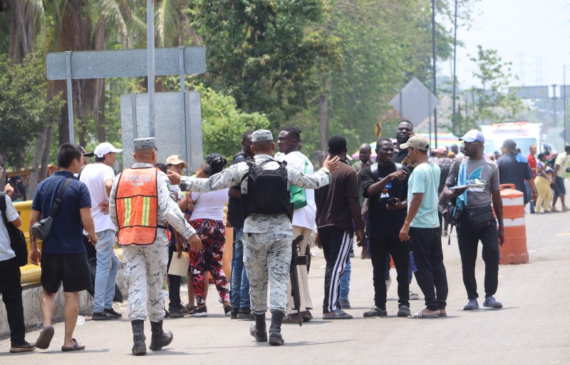 Migrantes instalan campamento temporal para entregarse a las autoridades en Tapachula - migrantes2-1024x655