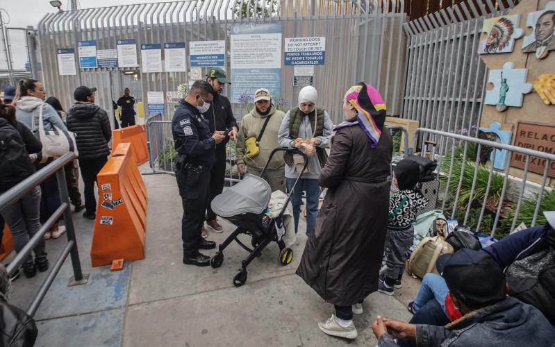 Migrantes que buscan asilo en EE.UU. acampan en cruce fronterizo de Tijuana - migrantes-garita-san-ysidro-tijuana-campamento-2-1024x641