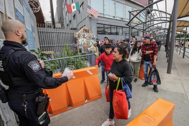 Migrantes que buscan asilo en EE.UU. acampan en cruce fronterizo de Tijuana - migrantes-garita-san-ysidro-tijuana-campamento-1024x683