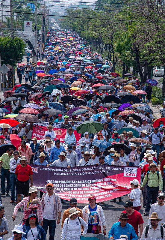 Miles de maestros marchan en Chiapas para exigir sus derechos - protesta-maestros-706x1024