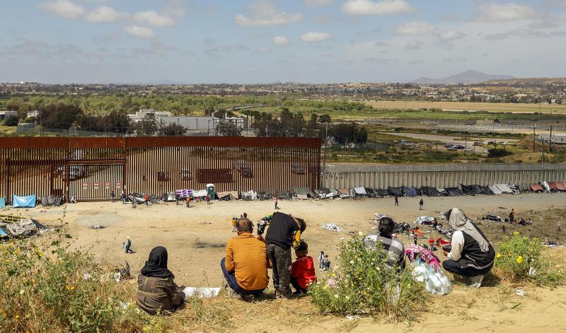 Miles de migrantes en frontera México-EEUU esperan fin del Título 42 - migrantes-tijuana-frontera-eeuu-titulo-42-1024x603