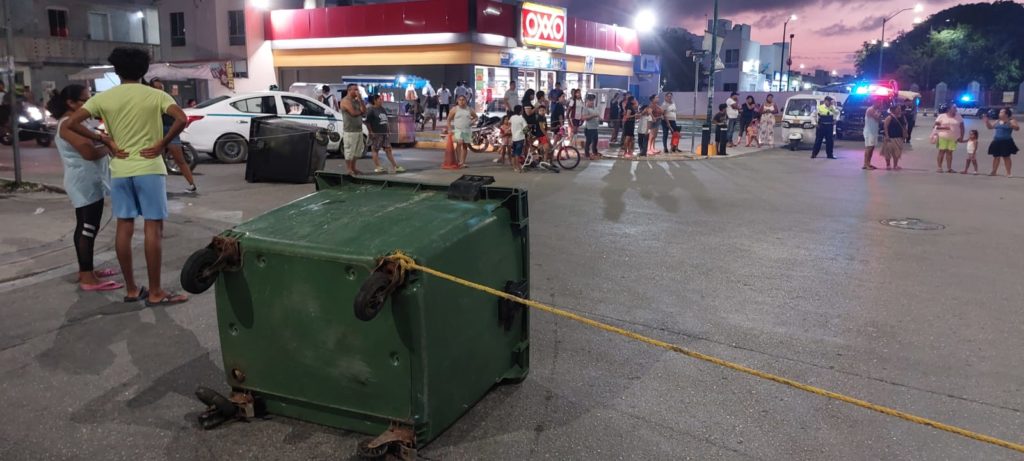 Con cierre de calles obligan a CFE restablezca el servicio después de 4 días en Villas del Sol