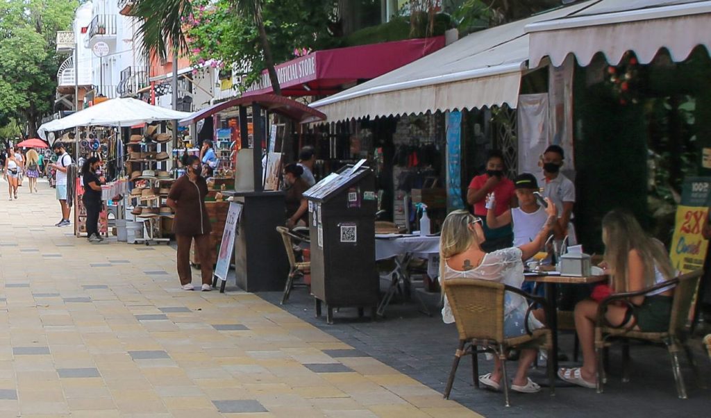 Restauranteros de Quintana Roo apoyan a sociedad obsequiando vasos de agua