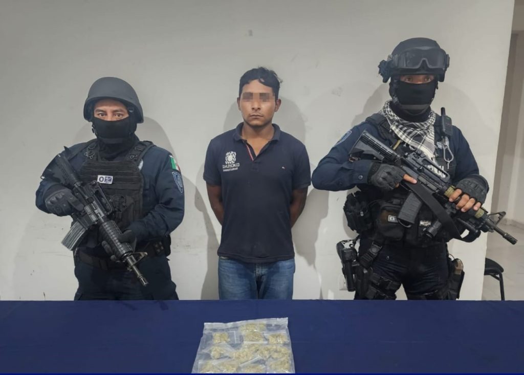 Arrestan a distribuidor de droga con bolsitas de marihuana en Tulum