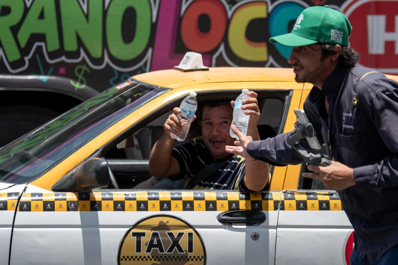 Autoridades de Monterrey instalan "estaciones de enfriamiento" ante la ola de calor - autoridades-de-monterrey-instalan-estaciones-de-enfriamiento-ante-la-ola-de-calor-3-1024x683